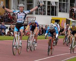 (Click for larger image) Matt Goss (TIS/Cyclingnews.com)  salutes the crowd and takes out the 2005 Latrobe Wheelrace.