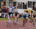 (Click for larger image) Matt Goss (TIS/Cyclingnews.com)  salutes the crowd and takes out the 2005 Latrobe Wheelrace.