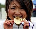 (Click for larger image) Ayako Toyooka (Bicinoko.com) bites her gold medal