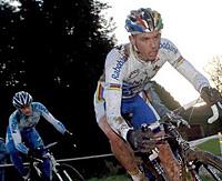 (Click for larger image) Sven Nys (Rabobank) leads Bart Wellens in Essen