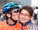 (Click for larger image) A good luck kiss before the start of Stage 3