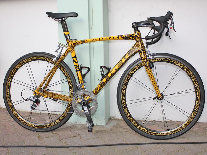 http://autobus.cyclingnews.com/photos/2009/tech/probikes/lance_armstrong_trek_madone_giro09/Armstrong_Madone_GdT_full_view_2.jpg